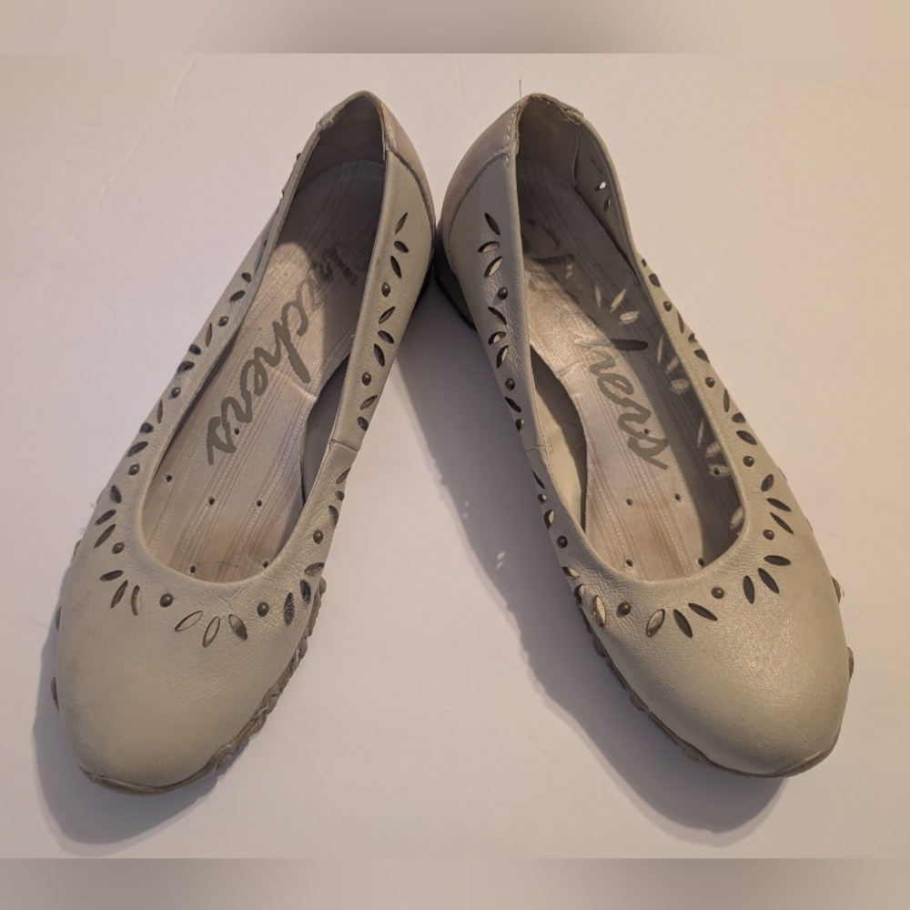 Skechers women's sz-7.5 natural slip on shoes